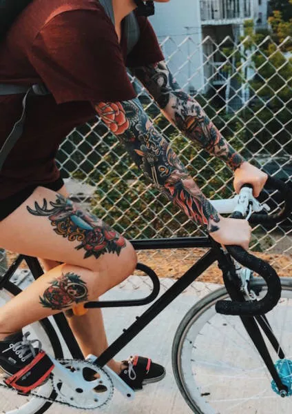 Sexy girls sur les bicyclettes