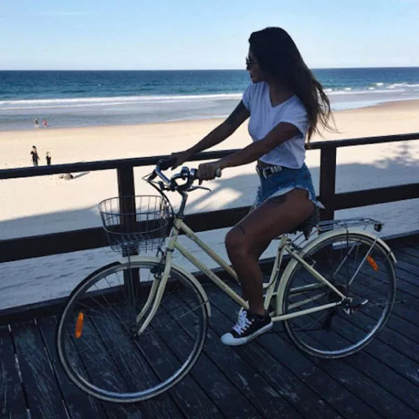 Sexy girls sur les bicyclettes