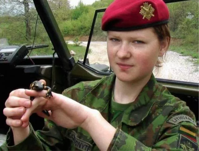 Regard tueur des filles militaires - #17 