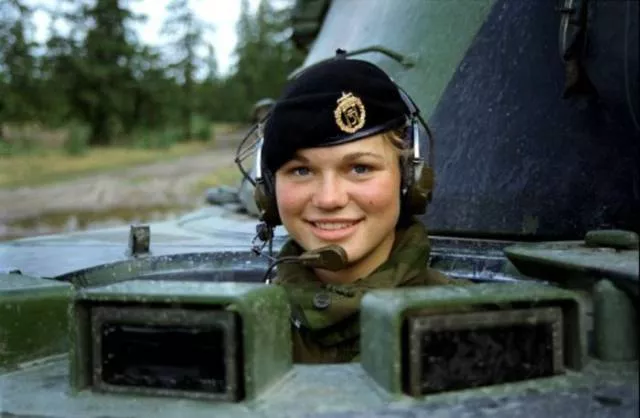 Regard tueur des filles militaires