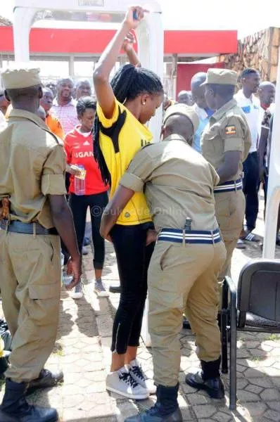 En ouganda on plaisante pas avec la fouille des supporters - #2 