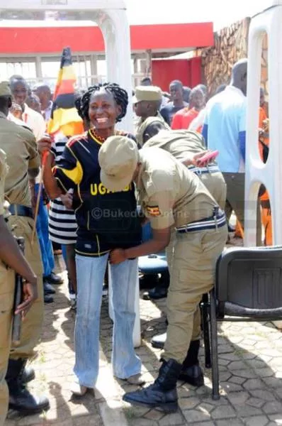 En ouganda on plaisante pas avec la fouille des supporters - #9 
