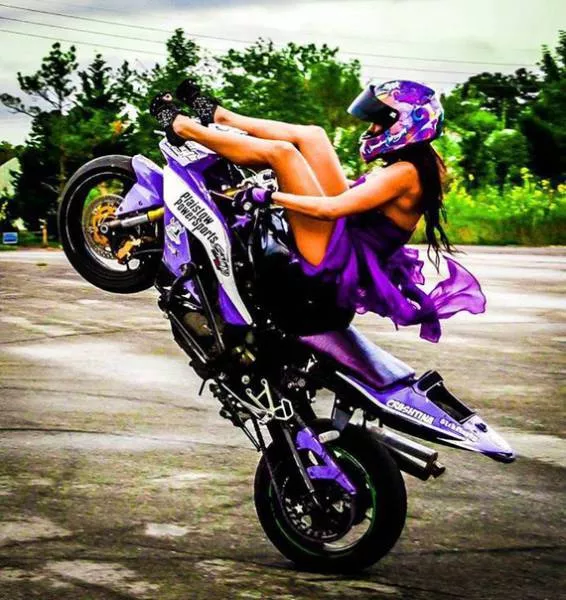 Des superbes filles et des motos qui a t il de plus sexy 
