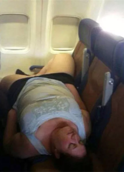 The worst embarrassing situations while traveling - #13 