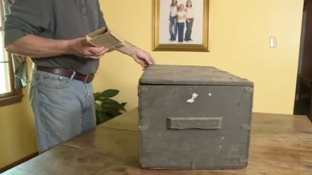 Find out what to find in this old box