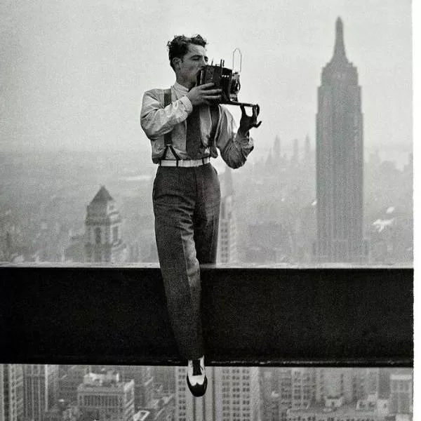 Des anciennes photos trs touchants - #2 Charles Ebbets prenant la photo des travailleurs de la construction en train de déjeuner sur l'Empire State Building inachevé 20/09/1932