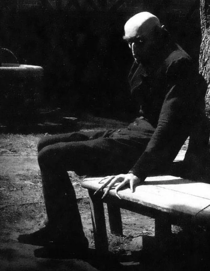 Des anciennes photos trs touchants - #21 Max Schreck se détendant dans les coulisses de Nosferatu 1922