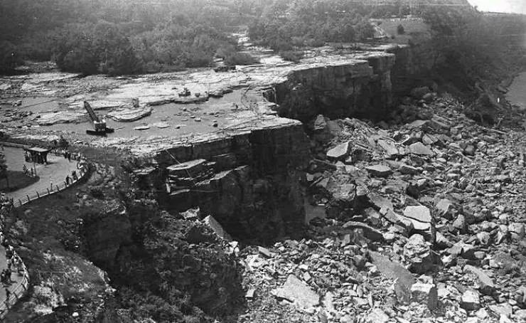 Des anciennes photos trs touchants - #34 Chutes du Niagara sans eau 1969