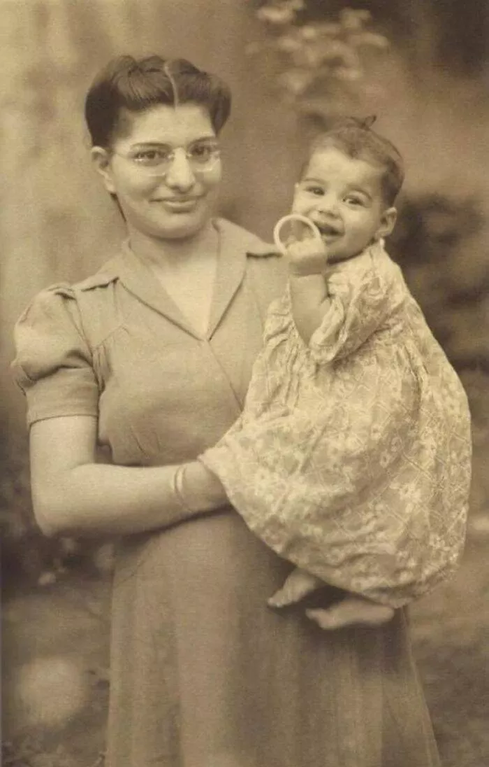Des anciennes photos trs touchants - #9 Freddie Mercury avec sa mère 1947