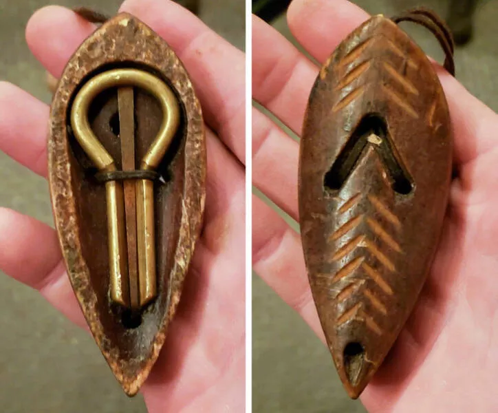 Strange objects - #11 A jew's harp in a case