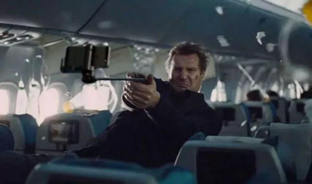 Quand les perches selfies remplacent les armes dans les scnes du film