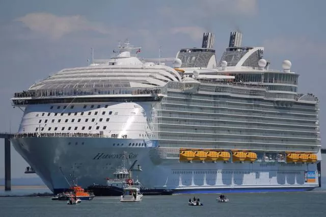 Le plus grand navire de passagers dans le monde prt braver les mers