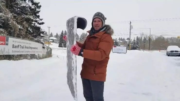Gel hivernal les canadiens partagent des instantans glaciaux de lhiver - #1 Il fait assez froid aujourd'hui à Calgary pour que j'utilise une serviette gelée comme luge
