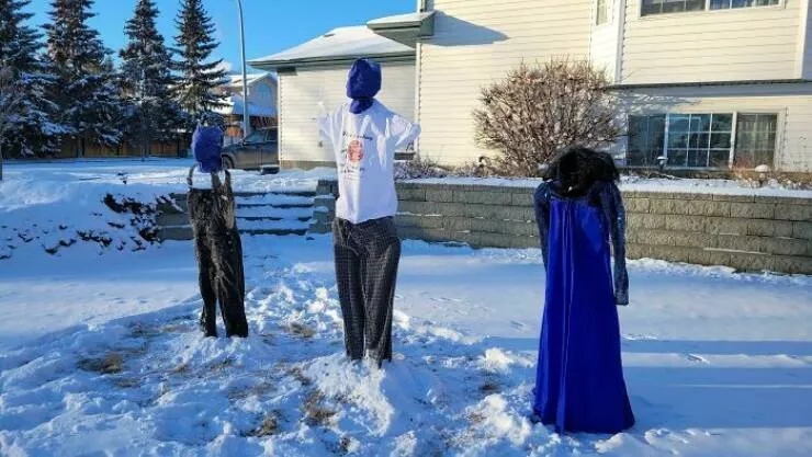 Winter freeze canadians share icy snapshots of winter - #3 Clothing left outside in Calgary, Alberta, Canada