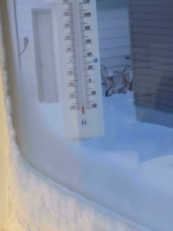 Gel hivernal les canadiens partagent des instantans glaciaux de lhiver - #4 Mon thermomètre a touché le fond. La température réelle est de -44 °C