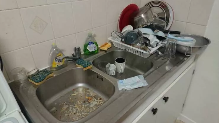 Frustration unleashed partners hilariously incompetent moments go viral - #2 My Boyfriend: Handles the Dish Duty The Sink's Reaction: