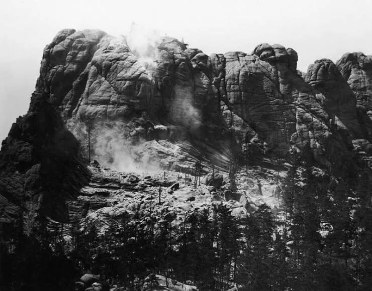 Merveillements visuels une collection de photos vraiment fascinantes - #17 Reconnaissez-vous ces gros rochers ? C'est le mont Rushmore avant que les têtes présidentielles ne soient sculptées