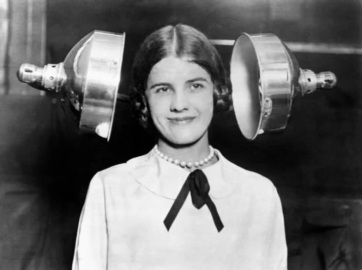 Visual marvels explore a collection of truly fascinating pictures - #6 Another early hair dryer design