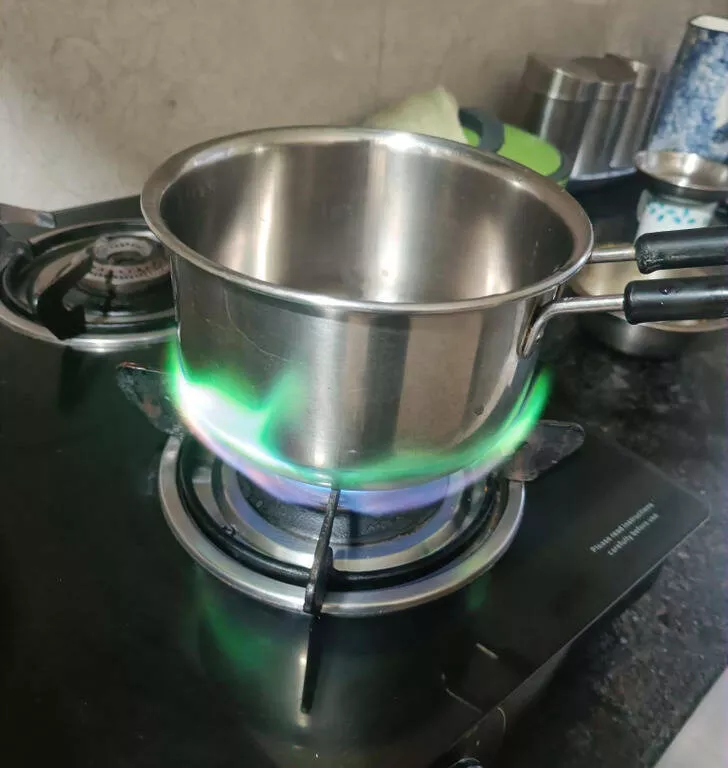 Astonishing discoveries wide eyed moments - #15 Le feu sur ma cuisinière est devenu vert.