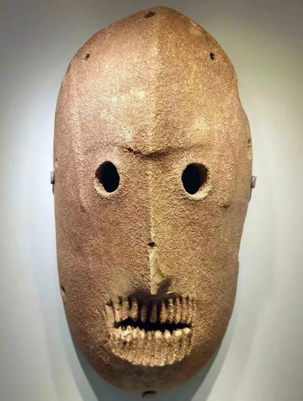 Facteur frisson captur images qui hantent limagination - #9 Ce masque en pierre vieux de 9000 ans, trouvé dans le désert de Judée en Israël, est le plus ancien masque au monde.