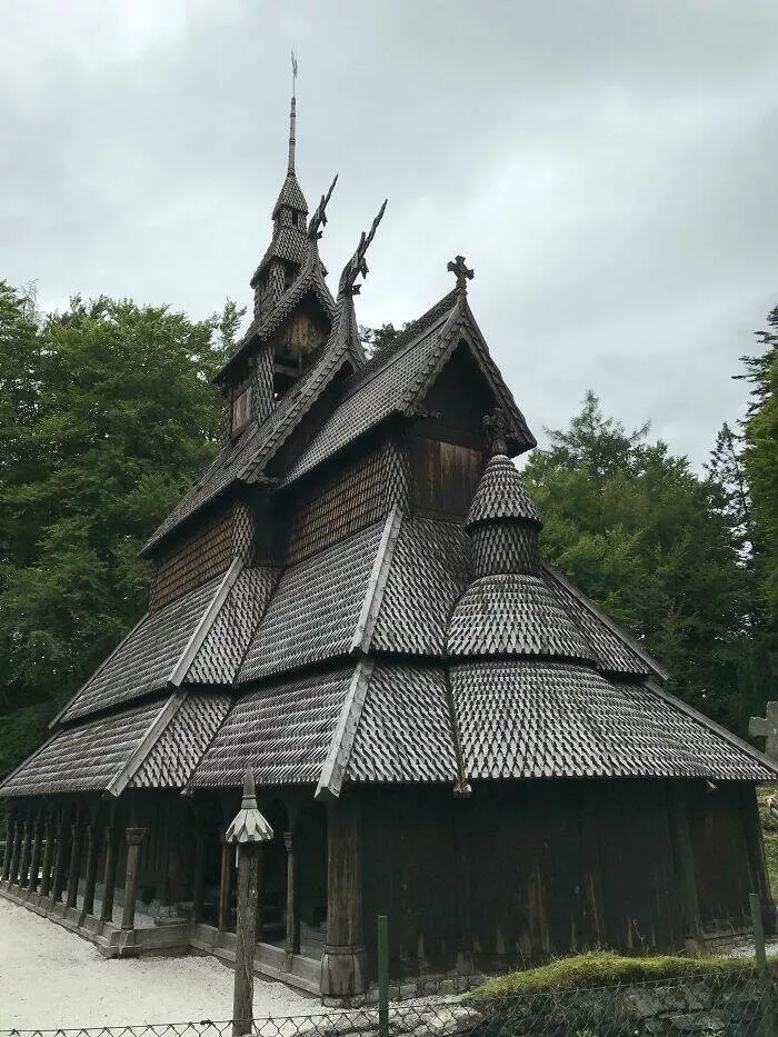 Dcouvrir la splendeur norvgienne des photos captivantes mettant en valeur une beaut unique - #15 Église en bois debout de Fantoft, Bergen