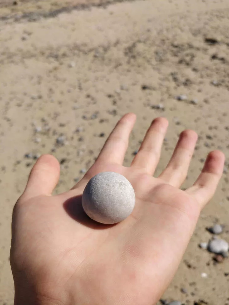 Coincidences incroyables au del de la croyance et indniablement vraies - #16 Cette roche que j'ai trouvée ressemble à une lune miniature.