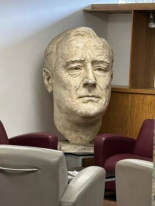 Fascination dvoile captures captivantes dans une galerie de photos vraiment envotantes - #13 Voici le buste du président Franklin D. Roosevelt qui a servi de modèle pour la conception du dime :