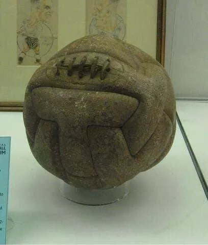 Fascination dvoile captures captivantes dans une galerie de photos vraiment envotantes - #2 Cette vieille boule bosselée est celle utilisée lors de la finale de la Coupe du Monde de 1930 :