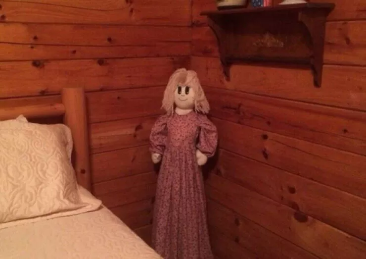 Cauchemars veills des photos qui hantent vos nuits - #12 Rencontré une poupée effrayante dans une cabane dans le Tennessee.
