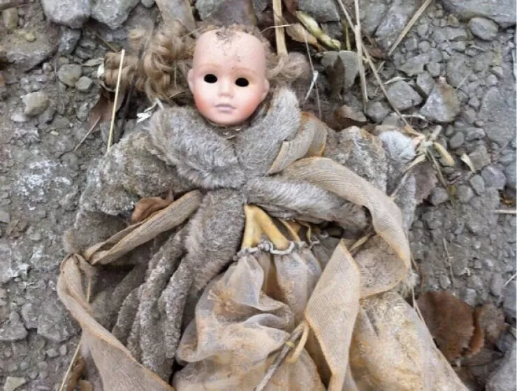 Eerie dreams photos that elicit nightmares and haunt your sleep - #2 Stumbled upon this eerie doll unexpectedly.