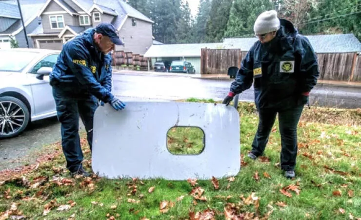 Spectacles rares une fois dans une lune bleue tmoin dvnements inoubliables et inattendus - #12 Le bouchon de porte qui a sauté d'un vol en Alaska Airlines a été retrouvé dans la cour de Bob Sauer, un professeur de physique à Portland, Oregon.