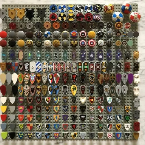 Chroniques farfelues lvolution dobsessions inattendues en collections srieuses - #6 Ma collection complète à 100 % de chaque bouclier LEGO jamais fabriqué.