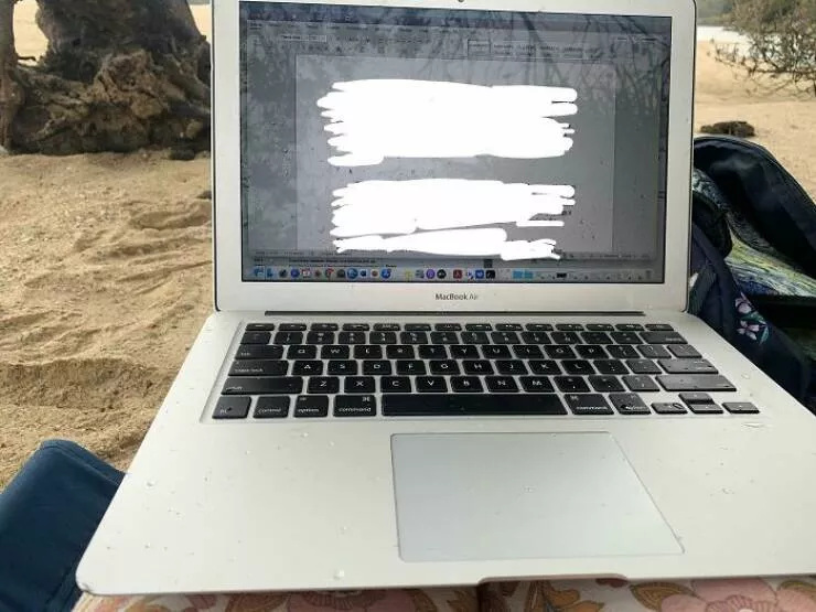 Lever des enfants lre numrique un guide pour prosprer dans lre digitale - #20 Ma mère utilise son ordinateur portable sous la pluie sur la plage.