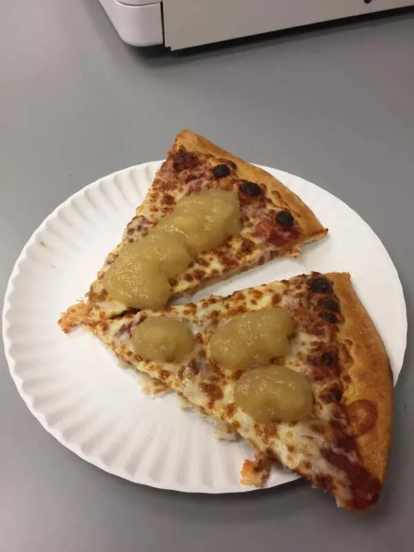 Palate puzzles exploring bizarre food pairings that challenge your taste buds - #14 My boss puts applesauce on his pizza, slaps them together, and eats it like a sandwich.