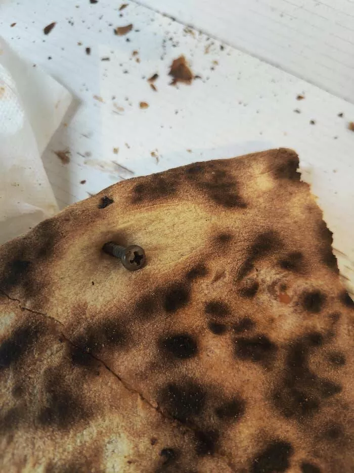 Facties au bureau rvlation de la comdie des erreurs dans des ridicules catastrophes de burea - #3 L'employé qui a accidentellement inclus une VIS dans cette pizza :