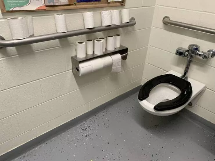 Facties au bureau rvlation de la comdie des erreurs dans des ridicules catastrophes de burea - #5 Tous ces employés qui insistent pour utiliser leur propre rouleau de papier toilette :