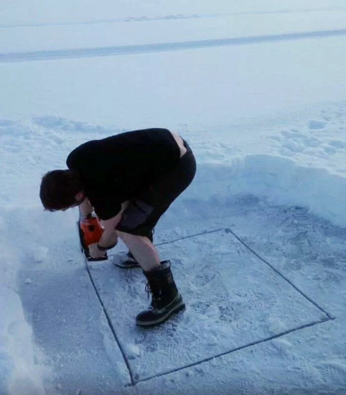 Rvlation du chaos imminent photos capturant le dsastre lhorizon - #4 Le premier essai de mon beau-frère bûcheron en Finlande pour faire un trou dans la glace. Un bon exemple de comment ne pas le faire