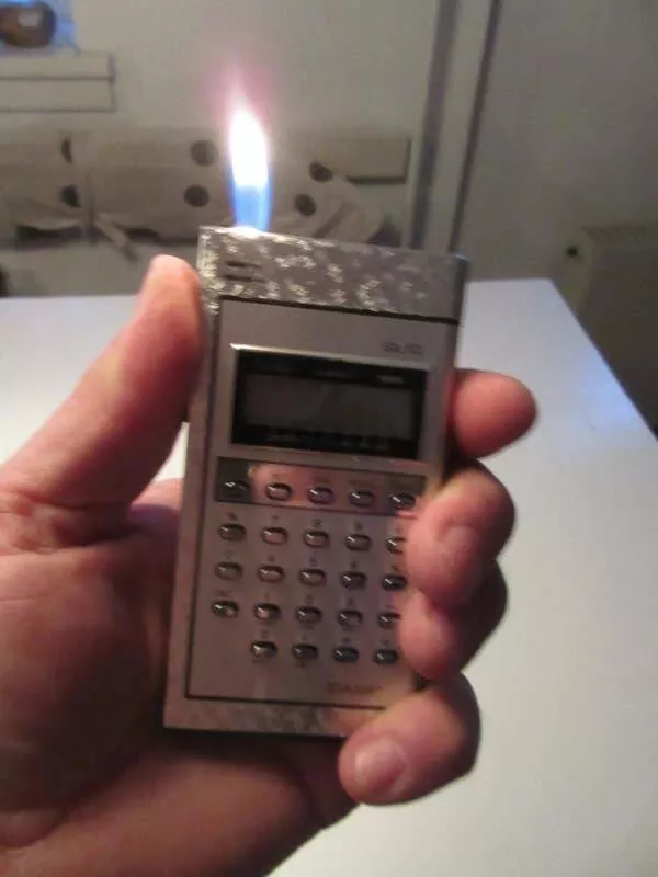 Merveilles visuelles blouissantes des images vraiment fascinantes - #11 In the '70s, Casio made a calculator that also had a lighter in it...a CALCULIGHTER