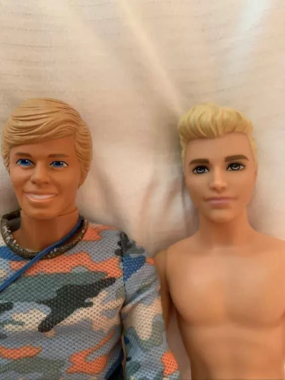 Transformations visuelles captivantes avant aprs en images - #1 Une poupée Ken de 1985 à côté d'une poupée Ken de ces dernières années :