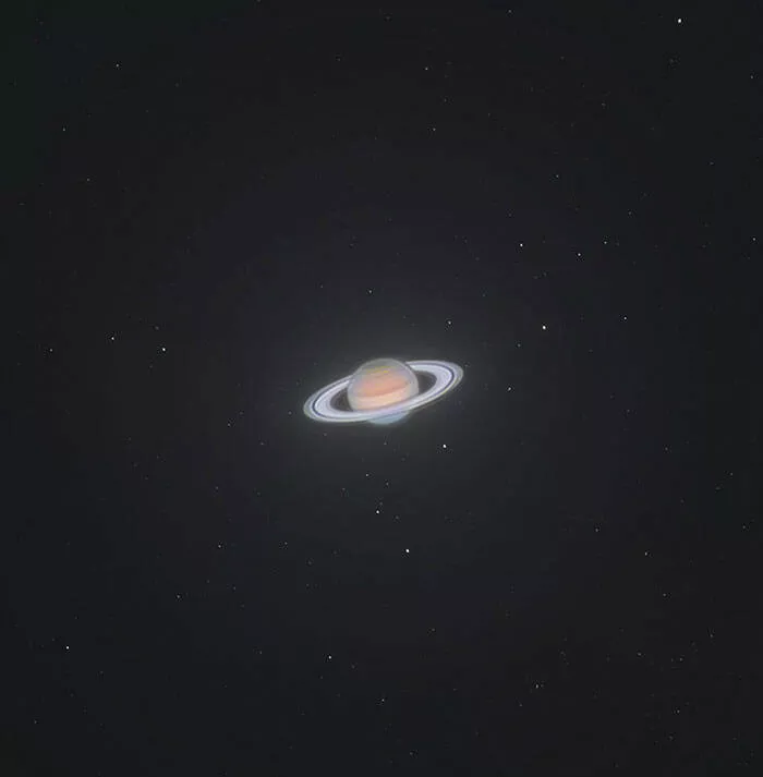Dcouvertes insolites images curieuses sous des perspectives inhabituelles - #1 Saturn à travers mon télescope de 6 pouces