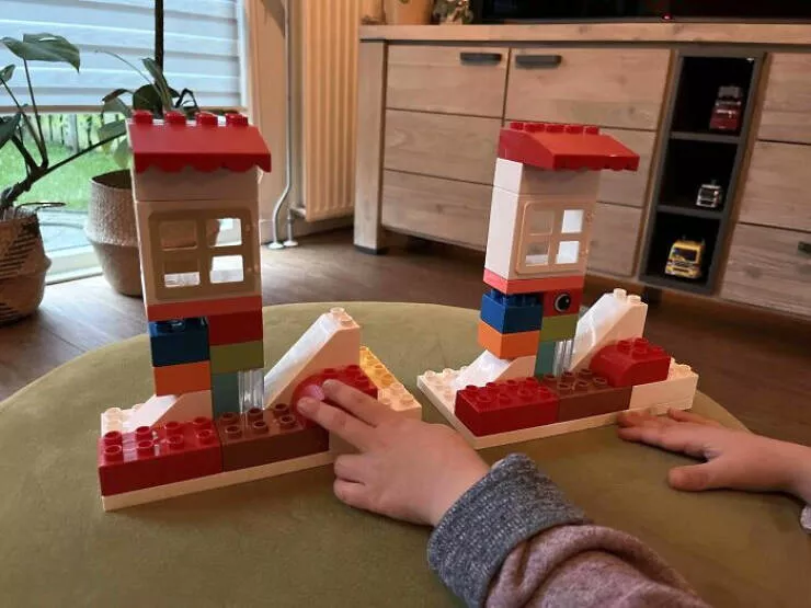 Astuces parentales innovantes solutions ingnieuses pour les mamans et papas modernes - #9 Idée de jeu : construire après moi. Je construis quelque chose avec des Duplo et mon fils de 3 ans doit construire exactement la même chose. Ensuite, nous échangeons les rôles.