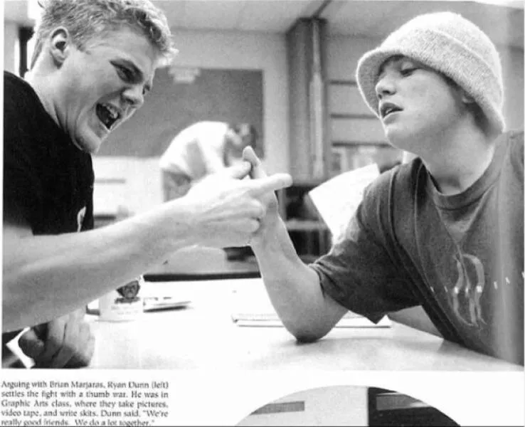 Rtro attitude plonge dans le monde du style lancienne - #11 Ryan Dunn et Bam Margera dans leur album de fin d'année de lycée, début des années 90