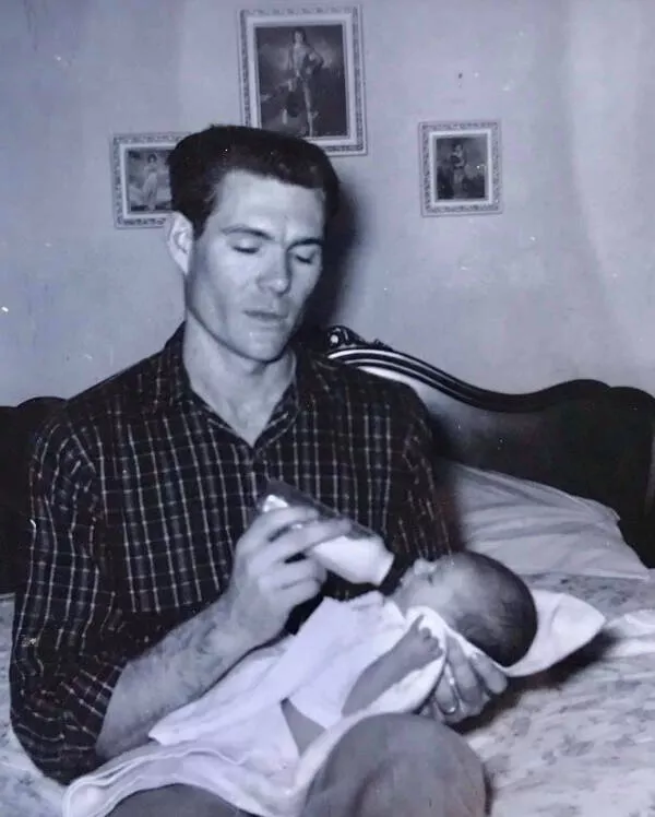 Rtro attitude plonge dans le monde du style lancienne - #12 Mon grand-père privé de sommeil nourrissant ma mère. Années 1960.