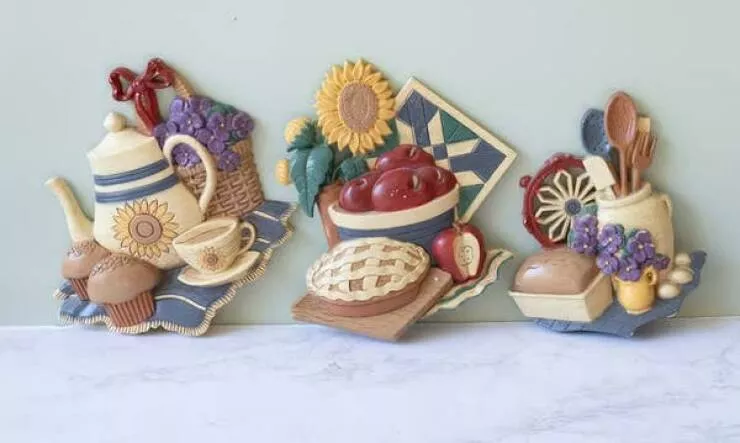 Rediscovering 90s nostalgia treasures from every millennials childhood home - #6 Homey food resin wall decor in the kitchen, particularly in country apple-themed kitchens