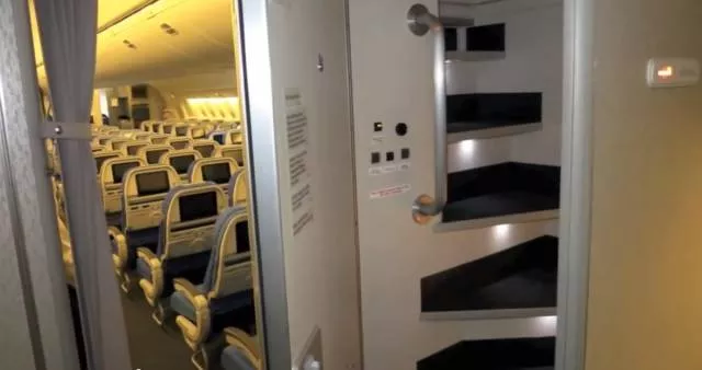 Secret places on a plane where pilots and flight attendants can rest and relax - #2 