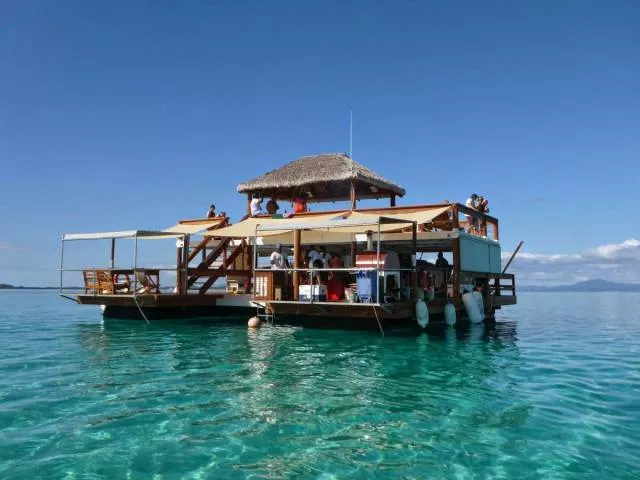 Fiji bar et pizzeria flottant