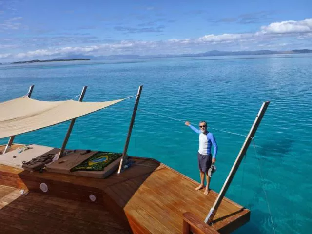 Fiji floating bar and pizzeria