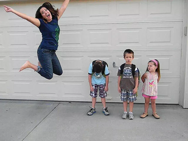 These parents celebrate the return to school of their children - #13 