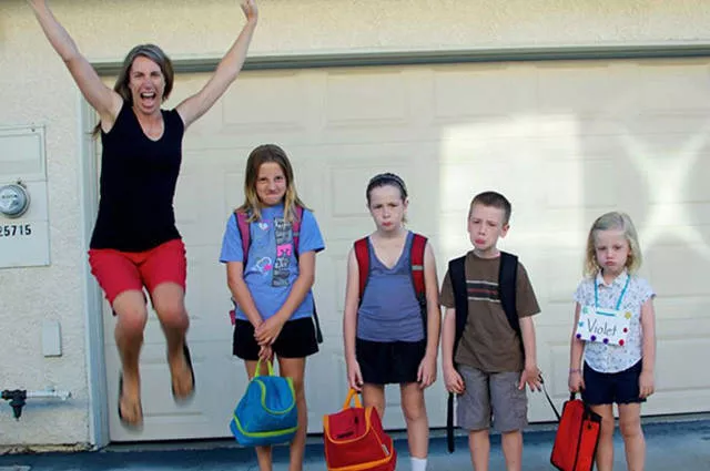 These parents celebrate the return to school of their children - #17 